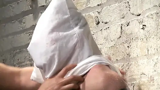 Alex Adams yarağa, taşaklara ve göt işkencesine katlıyor