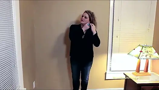 Laura şehvetli sarışın orta yaşlı seksi kadın pis gırtlağına kadar açgözlü yutuyor!