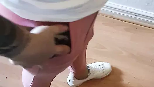 Pembe pantolonlu büyük götlü üvey anne üvey oğlu tarafından mutfakta tokatlıyor