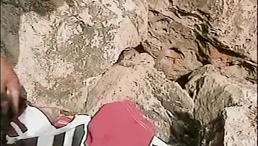 Azgın kızıl saçlı bebek vahşi plajda amcığını parmaklıyor