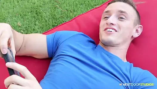 Nextdoorstudios scotty, Lance'in bahçesinde bir pokemon bulur!