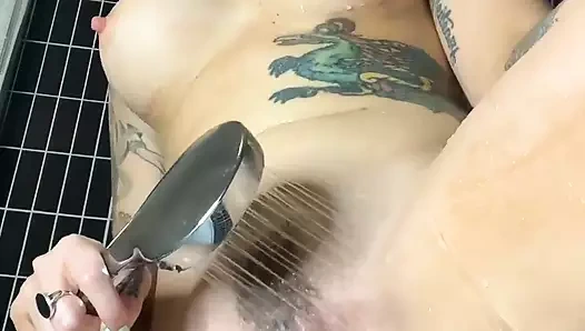 Pazar boşalma günü! Bu sabah o kadar azgındım ki amımı dildoyla sikerken klitorisimle duşu kullandım