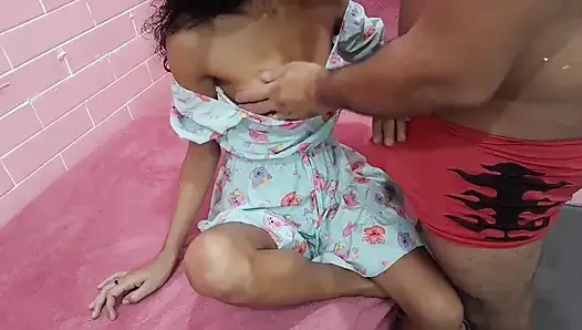 Güzel üvey kız, üvey babasını baştan çıkarıyor