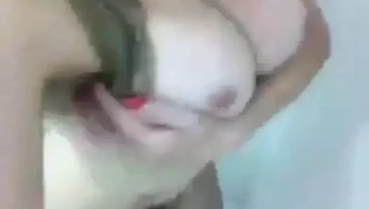 Busty sarışın içinde banyo gösteren ona göt ve kedi