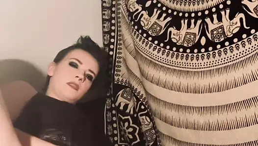 Soyunma ve orgazm için kendimi parmaklama