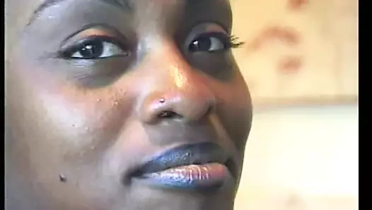 İki seksi zenci lezbiyen kanepede birbirlerini parmaklıyor