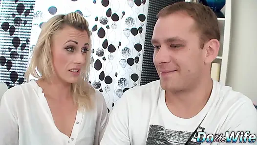 Brittany Bardot sikilirken kocasının izlemesine izin veriyor