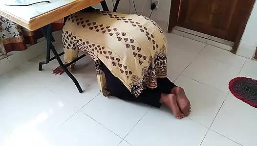 Suudi Arabistan'da güzel bir hizmetçiyi sikiyor