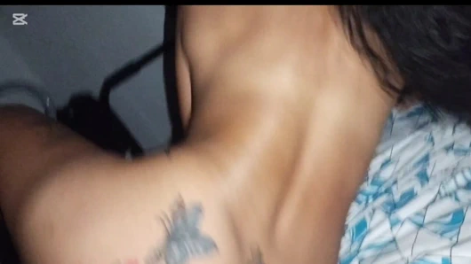 Ev yapımı, üvey babamın kız arkadaşını odasında dinlenirken sikiyorum