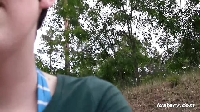 Bir ağaca bağlı ve emdi