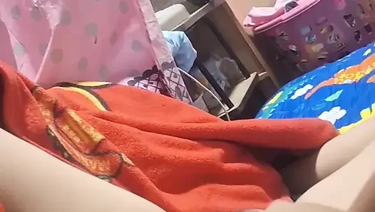 Orgazm olana kadar karısını parmakladı