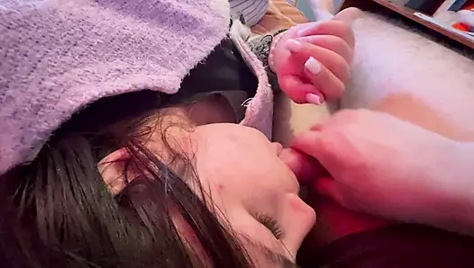 Ancaluxe-emen Bir Penis Ve Boğazımda Derin Bir Şekilde Sikilip Hepsini Iyi, Itaatkâr Bir Kız Gibi Yutmak