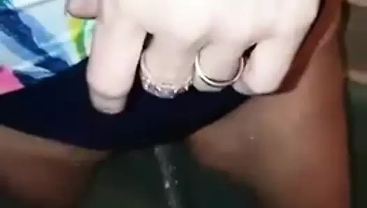 Koca karısına işiyor