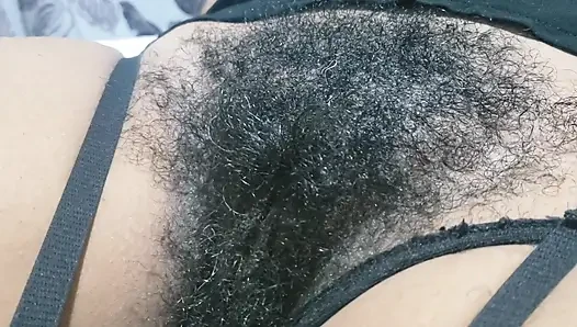 Orta yaşlı seksi kadın seksi paylaşırken orta yaşlı seksi kadın kıllı amcık