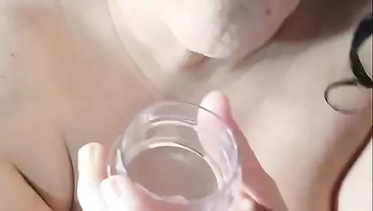 Bardakta fışkırtıyor şimdi o amcığını sırılsıklam sürtüyor