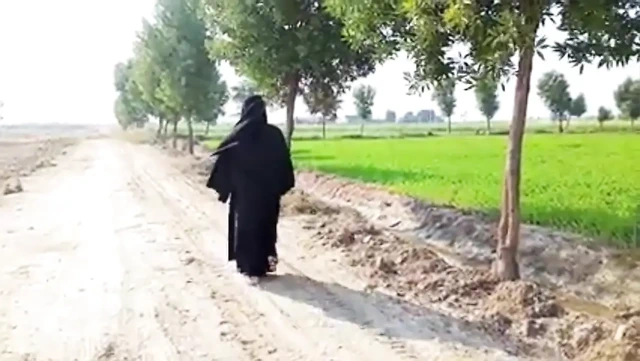 Hintli köylü desi liseli kız ormanda seks viral video, Hintli kız sert seks mms, desi liseli kız seks