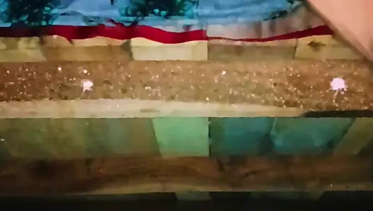 Sister-in-law's bad fucking and spreading both her legs, put the whole penis and took out the piss from the pussy.