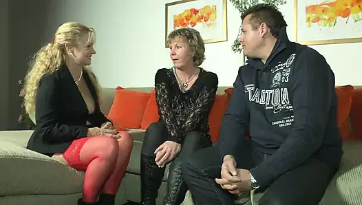 Sarışın orta yaşlı seksi kadın farklı bir arkadaşını üçlü sikiş için davet ediyor - 3