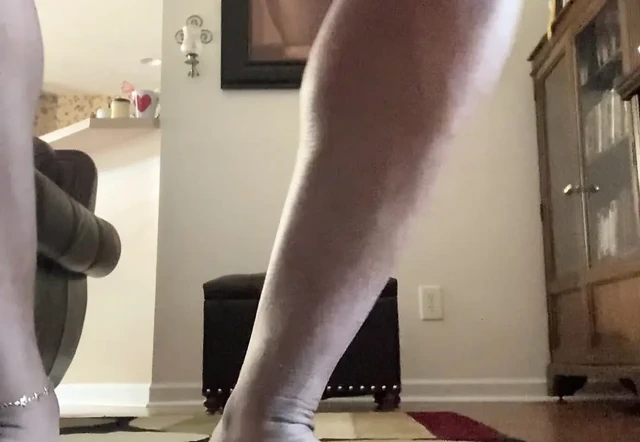 Dildoyla çömelme oyunu