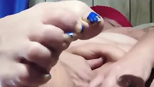 Deliğinin derinliklerine bu dildo gidiyor amına mı sakso çekiyor?