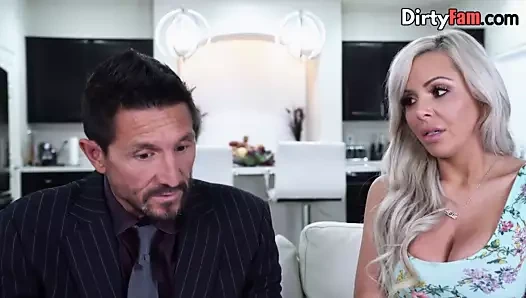 Büyük memeli üvey anne tabu tükürmeden önce duş alıyor