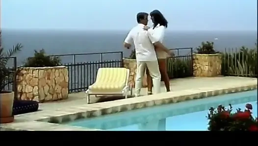 Genç bir kız açık havada götten sikiliyor ve yüzüne döl sıçratıyor