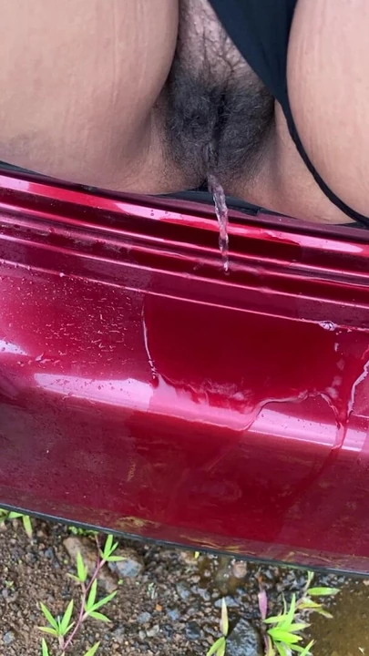 Горячая девушка писает на выезде из багажника машины