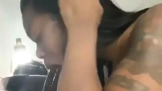 Onu boğazlamak için mücadele ediyor