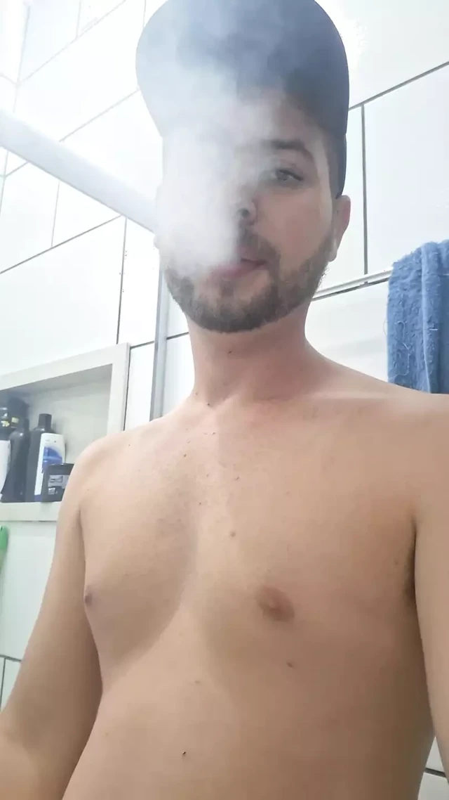 Tuvalette sigara içiyor ve işiyor