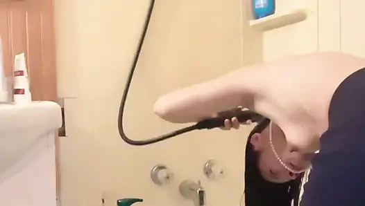 Hana küvette kıllarını yıkıyor küçük memeli çok güzel