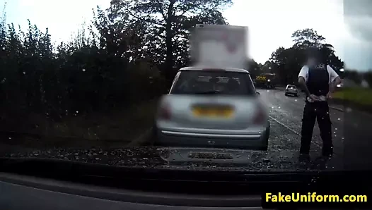 Büyük memeli pembe saçlı sürtük arabada polisi amından sikiyor