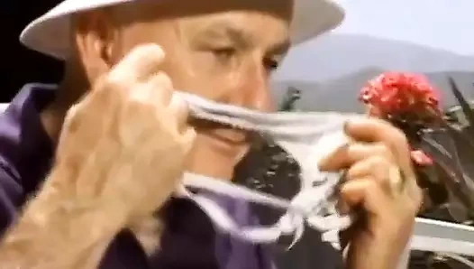 Kızıl saçlıyı açık havada büyük zenci ile sallıyor