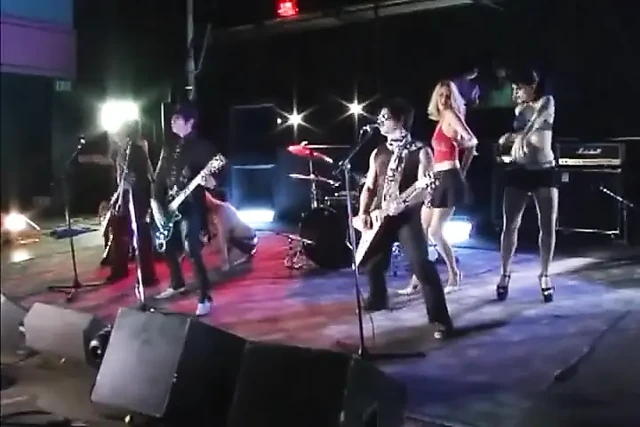 İki arkadaş konser için gaza basıyor