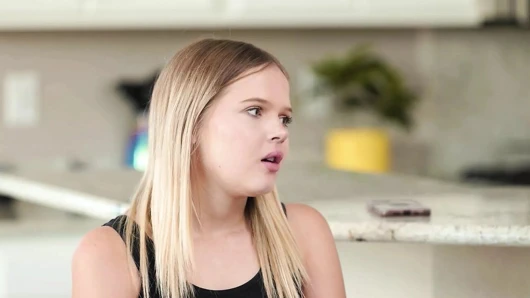 Annenin kızı - Kit Mercer yeni kanepesinde amını yiyerek Coco Lovelock'un dişçi korkusunu gideriyor