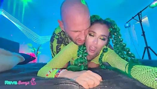 Neon güzeli Armani Black şehvetle dolu bir buluşma için partiden kayıyor!