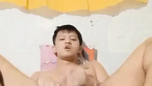 Genç Asyalı adam güzel mastürbasyon