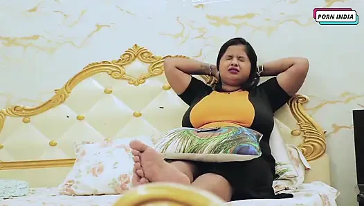 Hintli güzel kızla ateşli masaj seksi