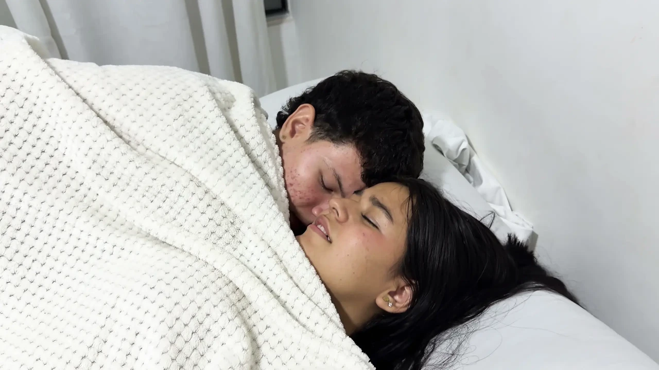 Azgın erkek arkadaşım, küçük üvey kardeşim yanımızda olsa da bana sert bir seks yapıyor.