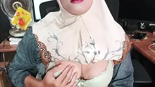 Masturbating Hijab Ladyboy Cums
