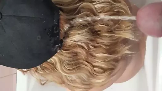 Genç bir sarışının saçında süzülmüş idrar