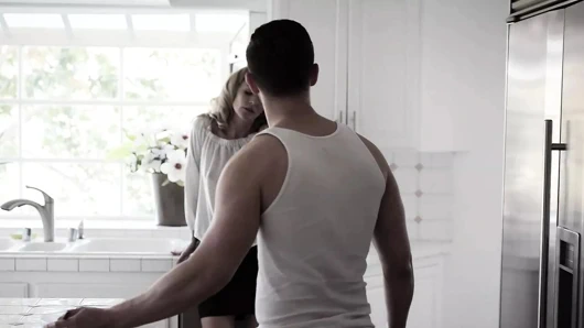 Adım anne isteksiz üvey oğlunun yardımıyla hile