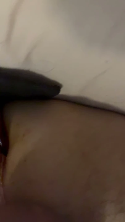 Popoma anal boncuklar ve titreşimli yumurta koydum, sikimin boşalmak üzere