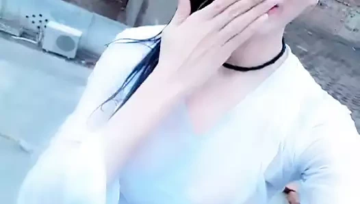 sevimli kız çatıda çıplak banyo tiktok videosu