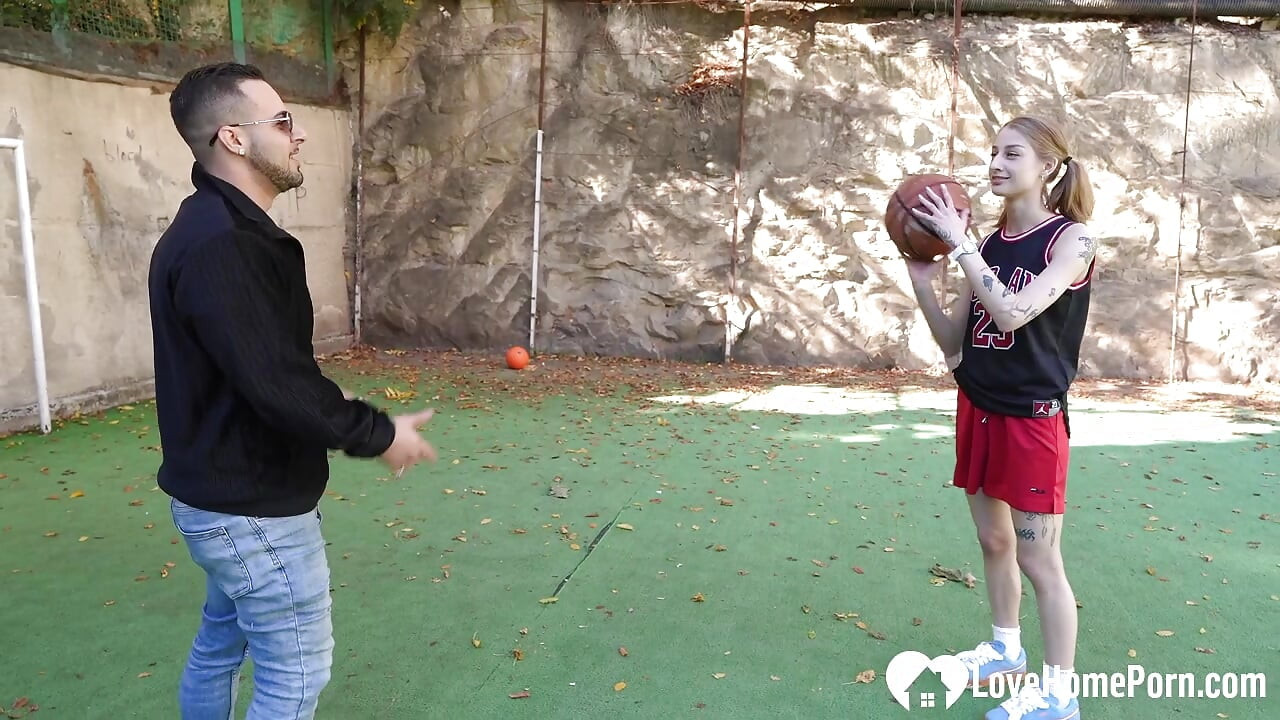 Basketbolcu kız büyük yarağıma salya akıtıyor