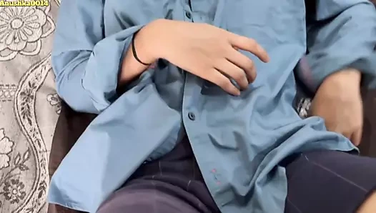 Hintli köylü seks teyze kıllı amcığını mamu tarafından siktiriyor