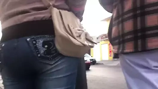 Dos culitos en la parada del RTP