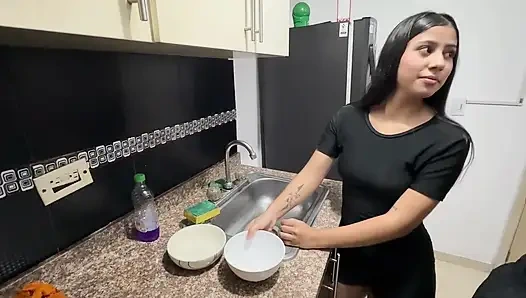 18 yaşındaki üvey kız kardeşimle mutfakta ev yapımı seks