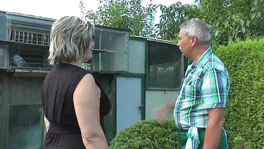 Kadın güneşte azıyor ve adam onu inletiyor