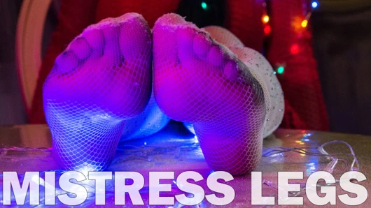 Tatillerde beyaz file külotlu çoraplı bacaklar