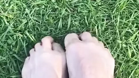 Melove yeşil çimlerde seksi küçük ayaklarını gösteriyor